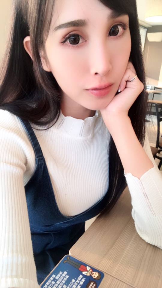 傳播系「Ｅ奶作家」卓苡瑄，「胸大有腦」23吋小蠻腰外露：讓人把持不住了！