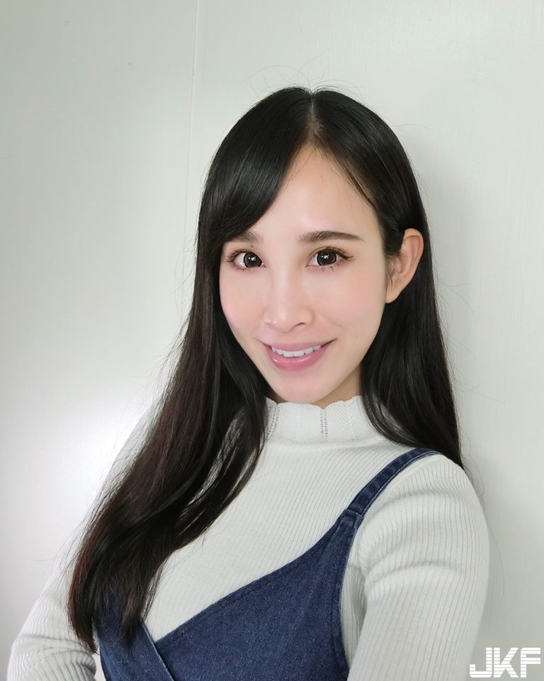 傳播系「Ｅ奶作家」卓苡瑄，「胸大有腦」23吋小蠻腰外露：讓人把持不住了！