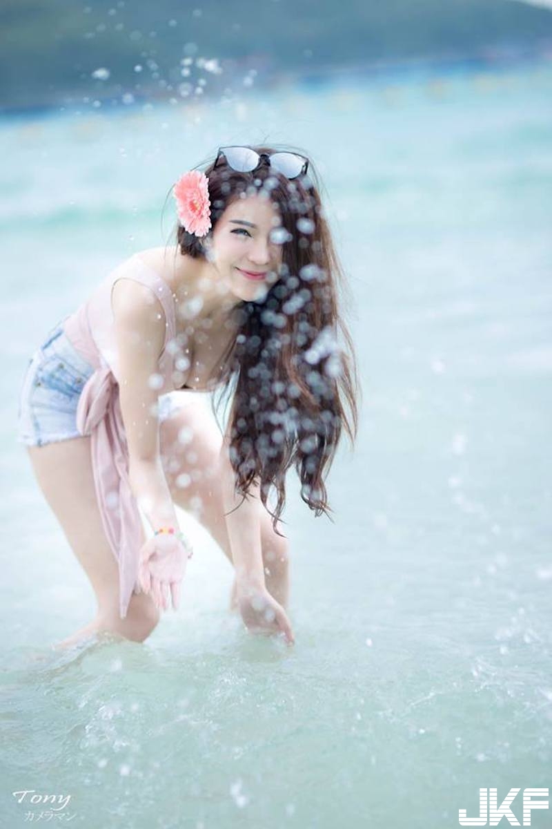 「白嫩大奶妹」海邊戲水！「粉嫩渾圓」大長輩一彎腰就見客！身材太好了啦！