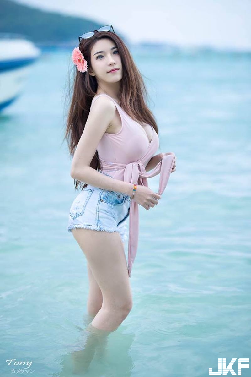 「白嫩大奶妹」海邊戲水！「粉嫩渾圓」大長輩一彎腰就見客！身材太好了啦！