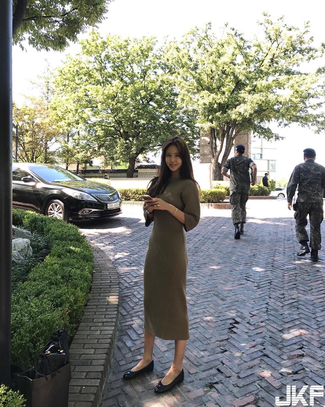氣質姊姊超短裙大露一雙「逆天長腿」，神秘地帶若隱若現！畫面讓人好上火！