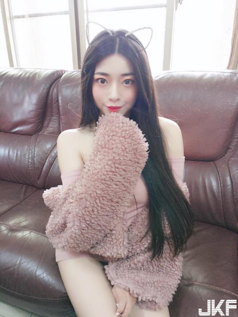 性感正妹「迷人溝線超惹火」，酥胸一露就讓人著迷啊！