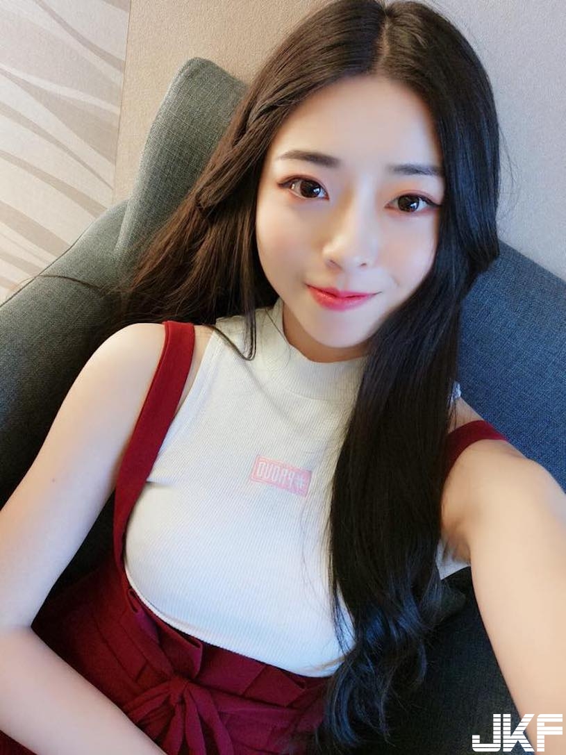性感正妹「迷人溝線超惹火」，酥胸一露就讓人著迷啊！