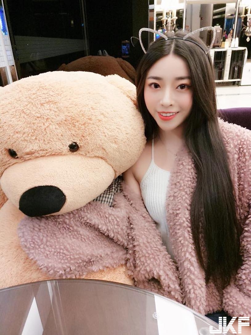 性感正妹「迷人溝線超惹火」，酥胸一露就讓人著迷啊！