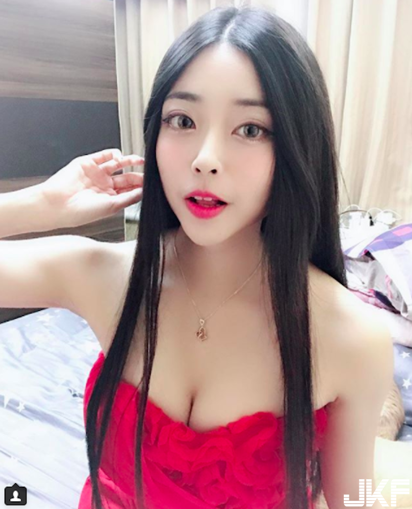 性感正妹「迷人溝線超惹火」，酥胸一露就讓人著迷啊！