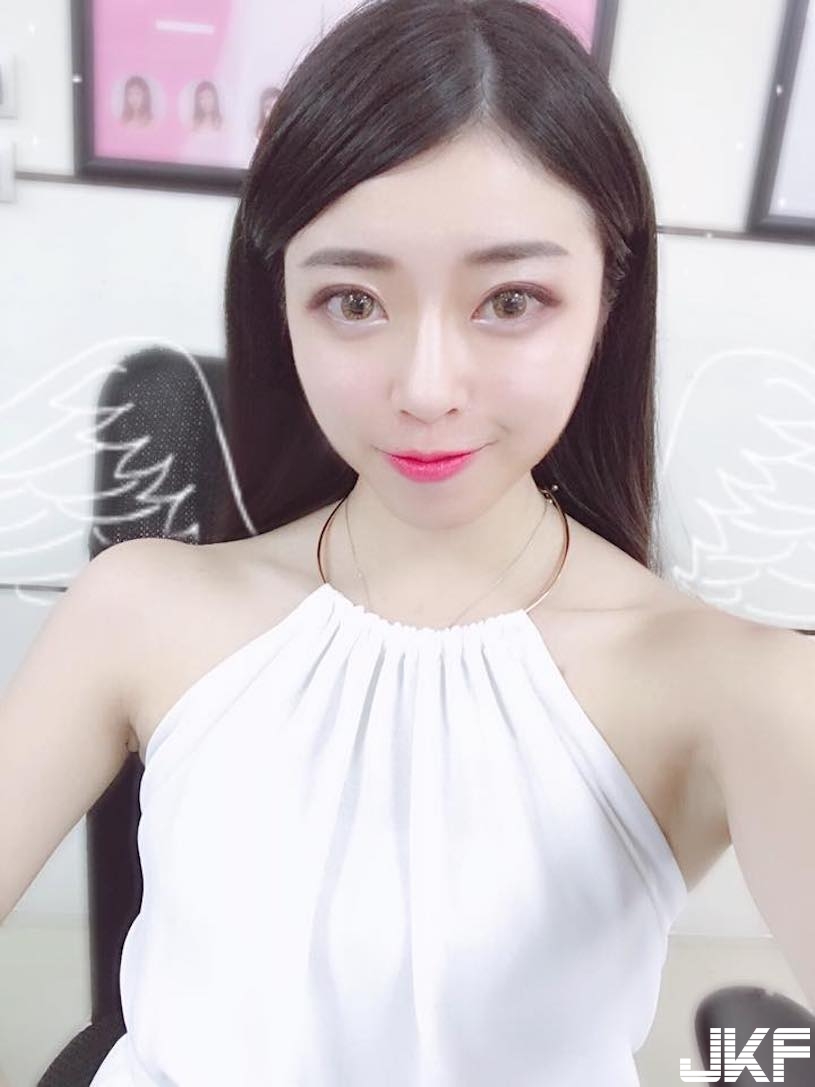 性感正妹「迷人溝線超惹火」，酥胸一露就讓人著迷啊！