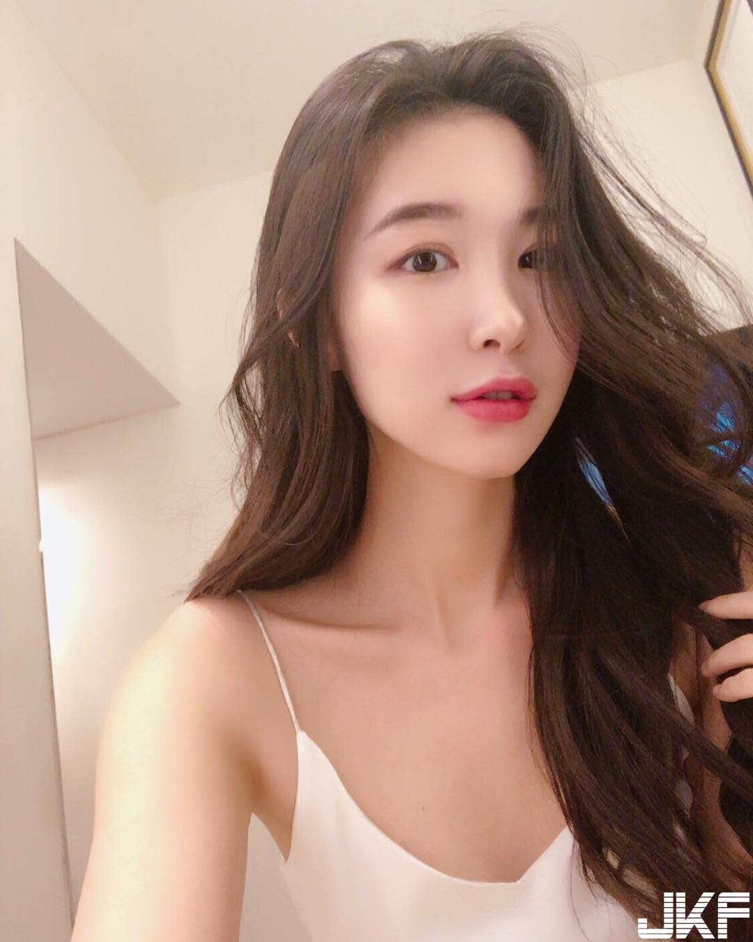 妹子貼身窄裙大露逆天長腿，向前傾「美嫩翹臀」邪惡乍現！性感姿勢太銷魂！