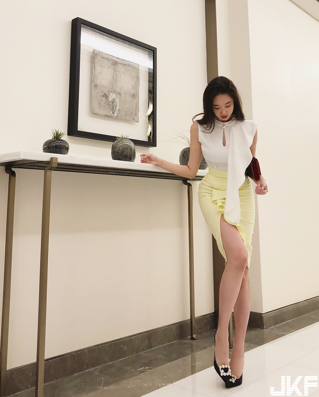 妹子貼身窄裙大露逆天長腿，向前傾「美嫩翹臀」邪惡乍現！性感姿勢太銷魂！