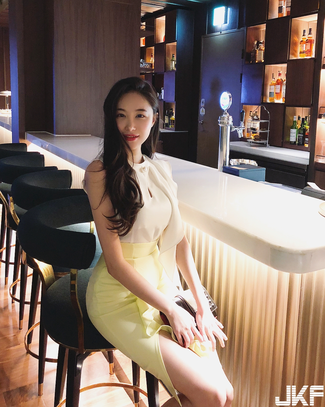 妹子貼身窄裙大露逆天長腿，向前傾「美嫩翹臀」邪惡乍現！性感姿勢太銷魂！