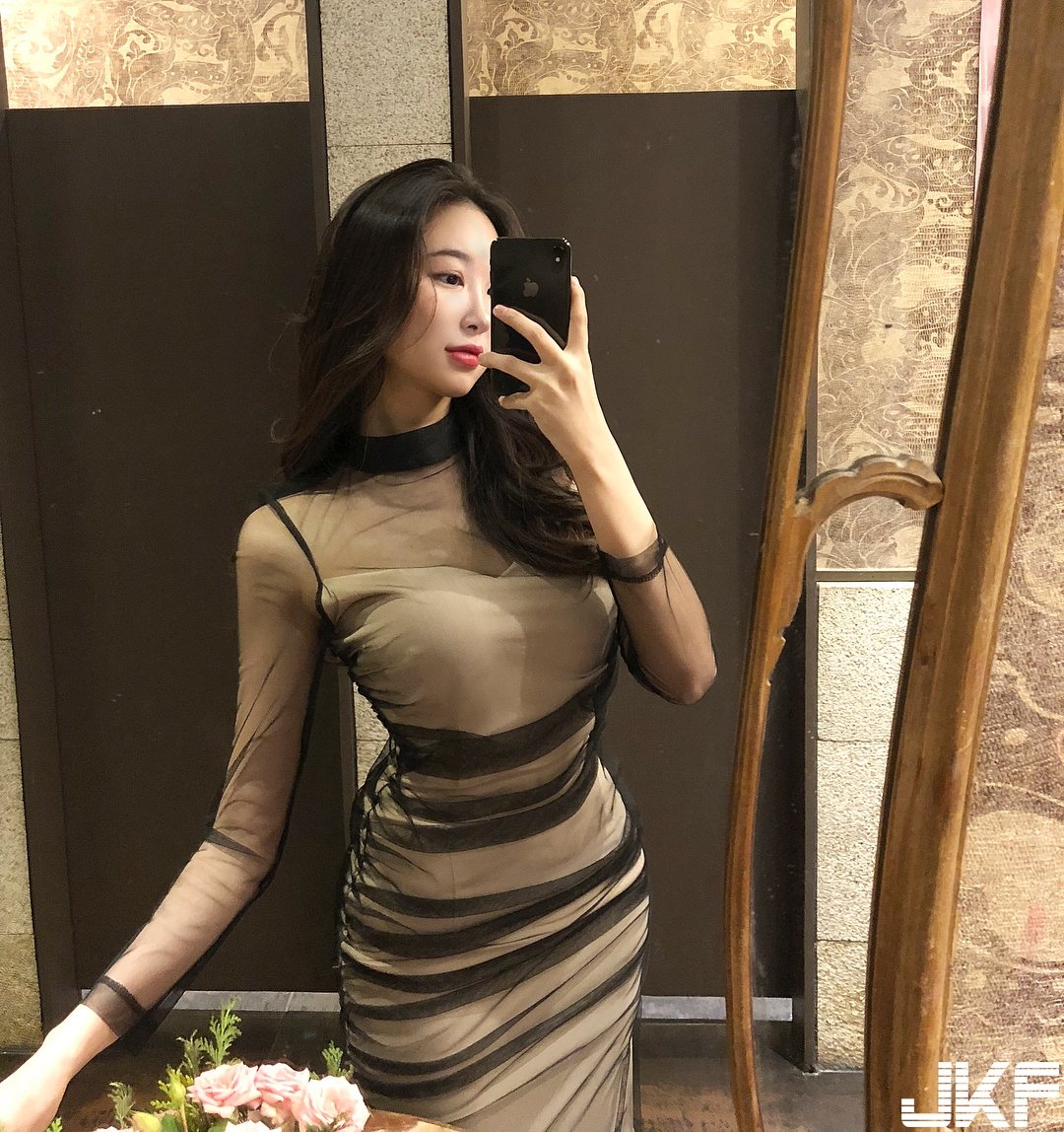 妹子貼身窄裙大露逆天長腿，向前傾「美嫩翹臀」邪惡乍現！性感姿勢太銷魂！