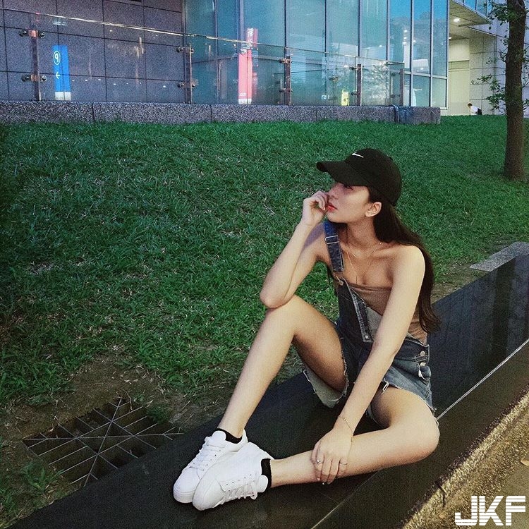 出水啦！優質奶妹「胸前超飽滿」，清新臉蛋下竟私藏「白嫩大長輩」！