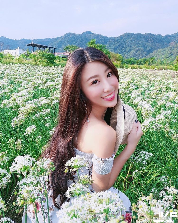 出水啦！優質奶妹「胸前超飽滿」，清新臉蛋下竟私藏「白嫩大長輩」！