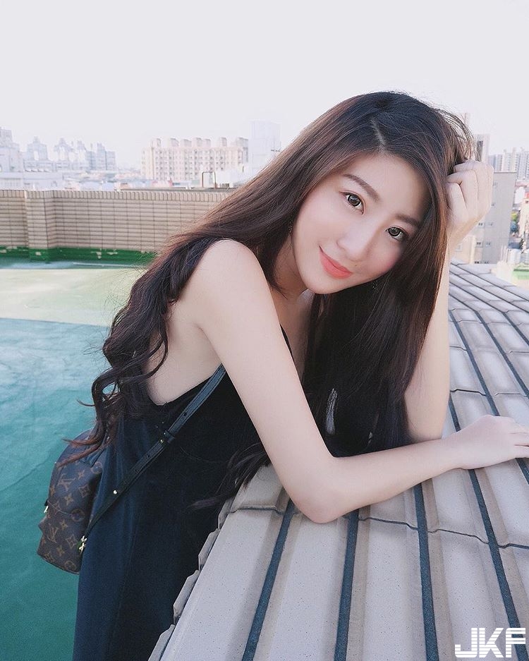 出水啦！優質奶妹「胸前超飽滿」，清新臉蛋下竟私藏「白嫩大長輩」！