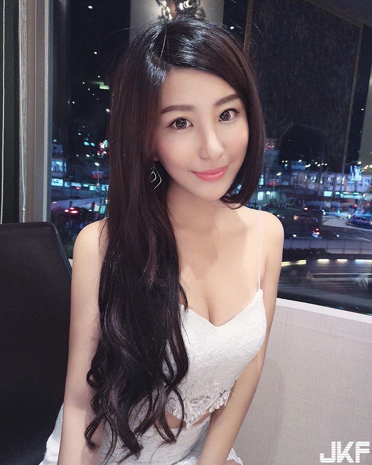 出水啦！優質奶妹「胸前超飽滿」，清新臉蛋下竟私藏「白嫩大長輩」！