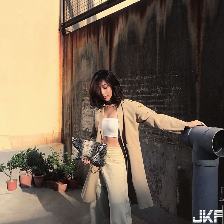 出水啦！優質奶妹「胸前超飽滿」，清新臉蛋下竟私藏「白嫩大長輩」！