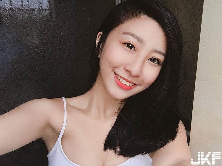 出水啦！優質奶妹「胸前超飽滿」，清新臉蛋下竟私藏「白嫩大長輩」！