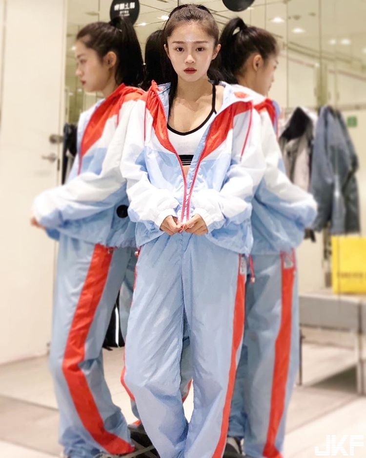 怎麼有三顆？運動少女「帶球走步」！貼身上衣秀出胸口兩顆渾圓乳球！