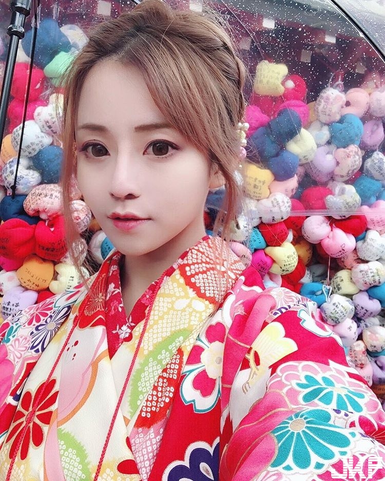 正妹高衩泳裝大露「逆天長腿」　渾圓「白嫩蜜桃臀」看了好想咬一口！