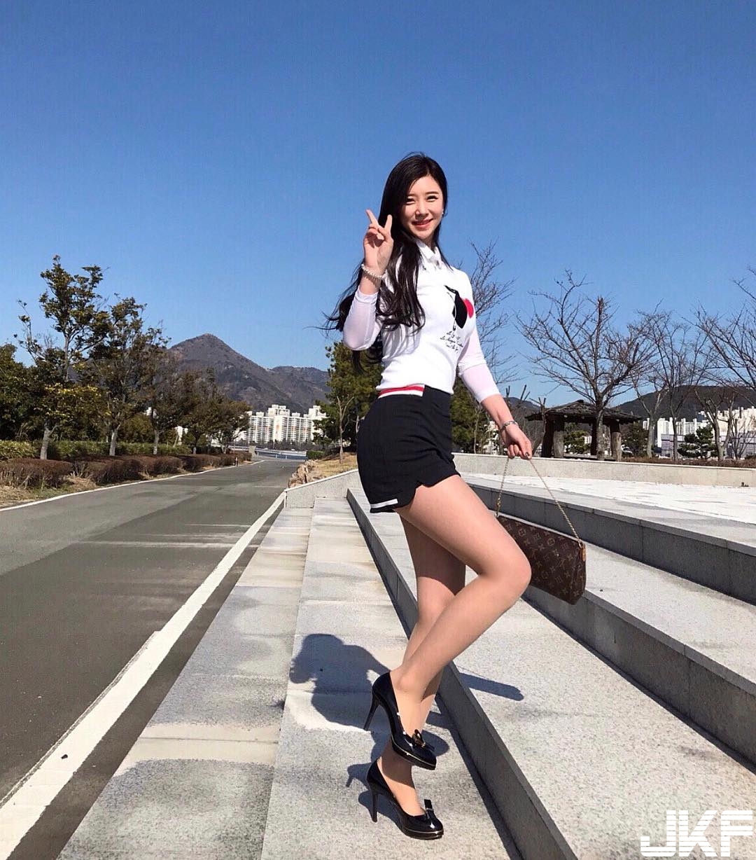 兇猛女駕駛自備「渾圓車頭燈」，超短裙大露一雙「逆天長腿」，畫面好惹火！