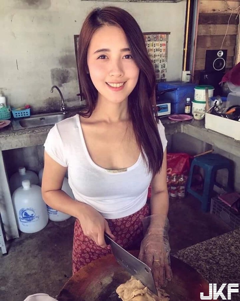 太甜了！海南雞飯正妹「顏值高到嚇人」，內衣顏色隱隱露出好遐想阿！
