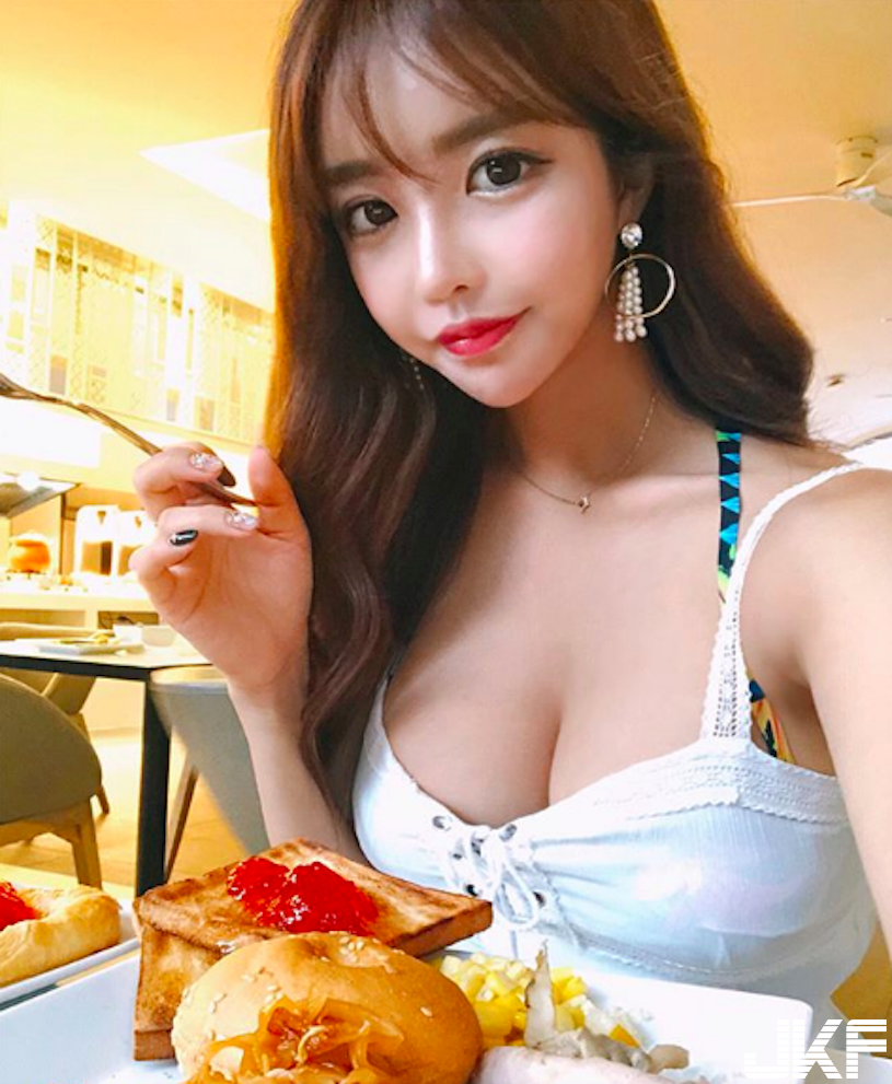 超爆乳「日光浴正妹」飽滿奶量有夠逆天！邪惡的「美乳畫面」視角太害羞啦…