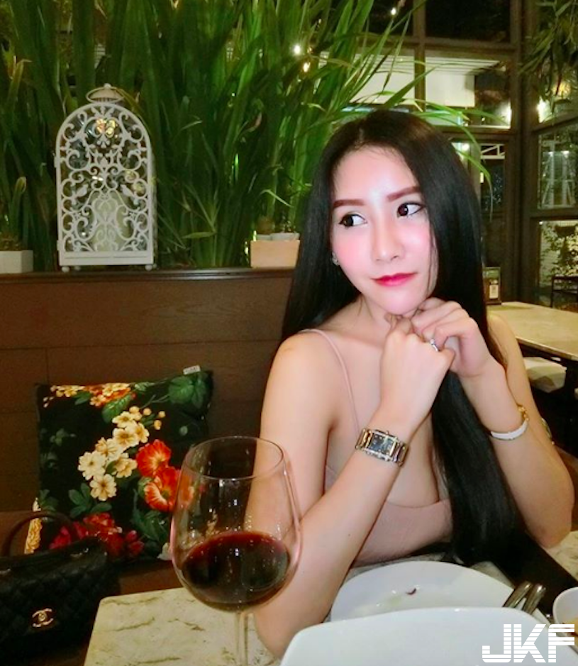 超胸！網瘋傳「高顏值美腿妹」逆天線條太火辣！邪惡的「爆乳畫面」讓人受不了…