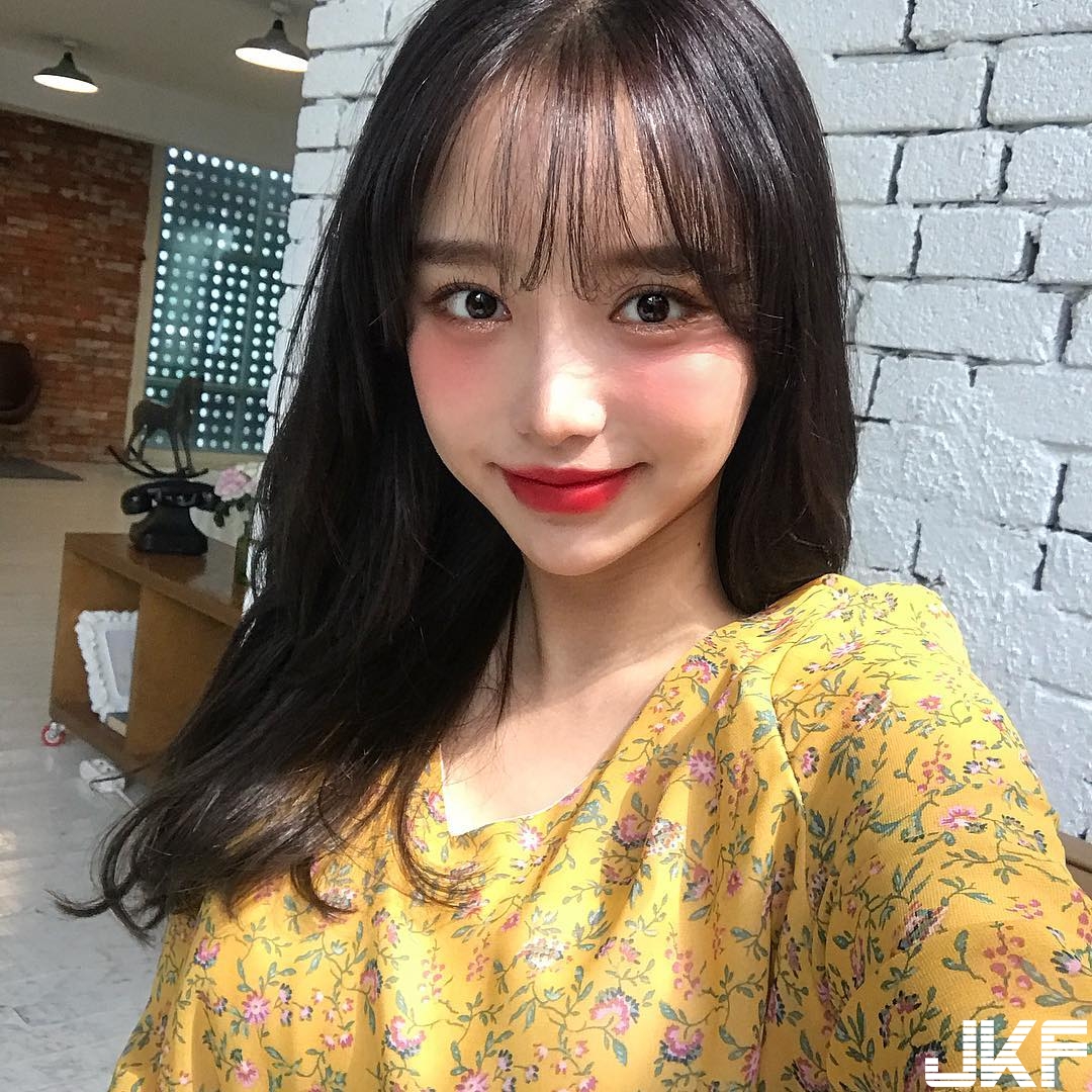 「戀愛系少女」超短褲大秀嫩白長腿，畫面好青春！水汪大眼快被電暈啦…