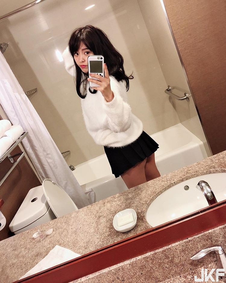 這樣太危險！正妹空服員深V洋裝大露「白皙嫩乳」　飽滿奶球呼之欲出！