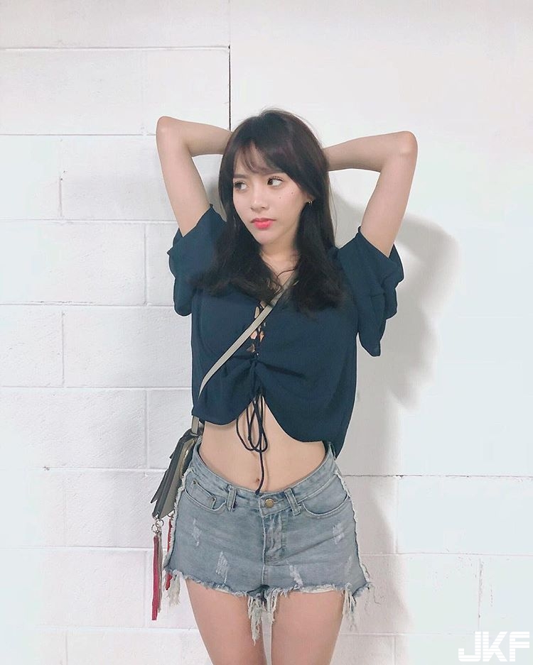 這樣太危險！正妹空服員深V洋裝大露「白皙嫩乳」　飽滿奶球呼之欲出！