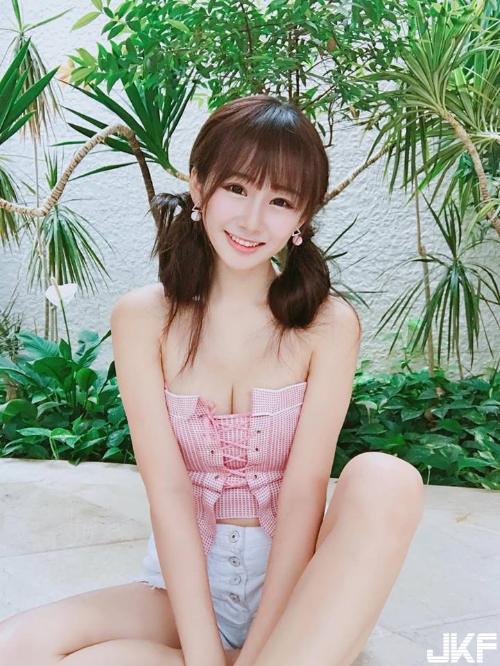 好療癒&#8230;.D奶正妹趴欄杆「曬乳」！橘色爆乳比基尼 擠出「超兇長輩」！