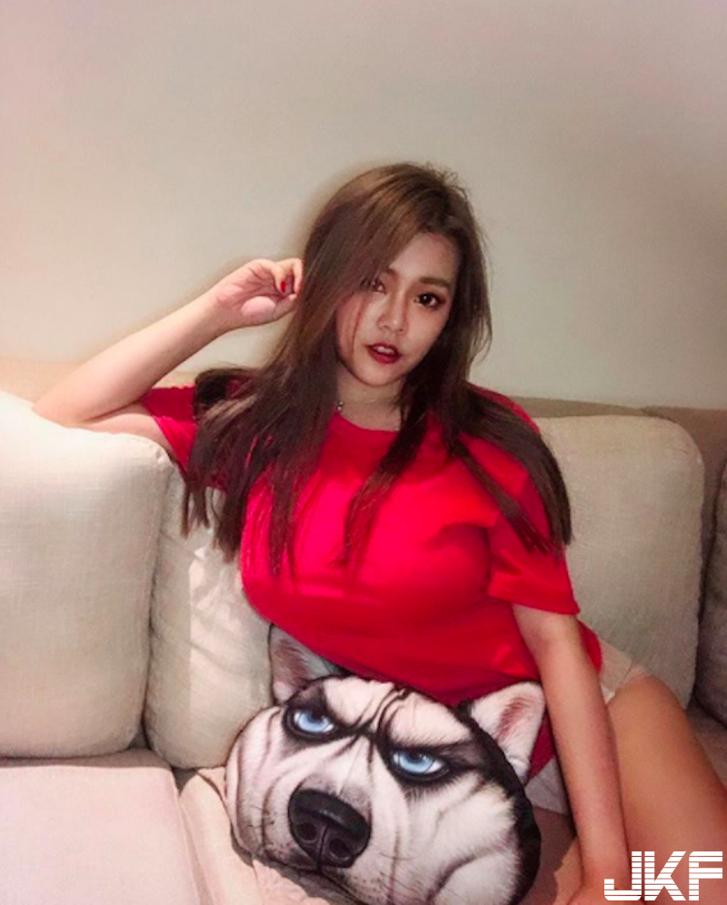 欠收拾！「綑綁系正妹」求人牽回家！「豐滿美乳」呼之欲出看了都受不了！