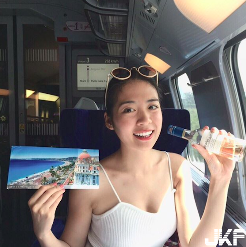 國外旅遊這麼兇！「長榮正妹空服」比基尼秀兇狠好身材，「美腿蜂腰」比例棒極了！