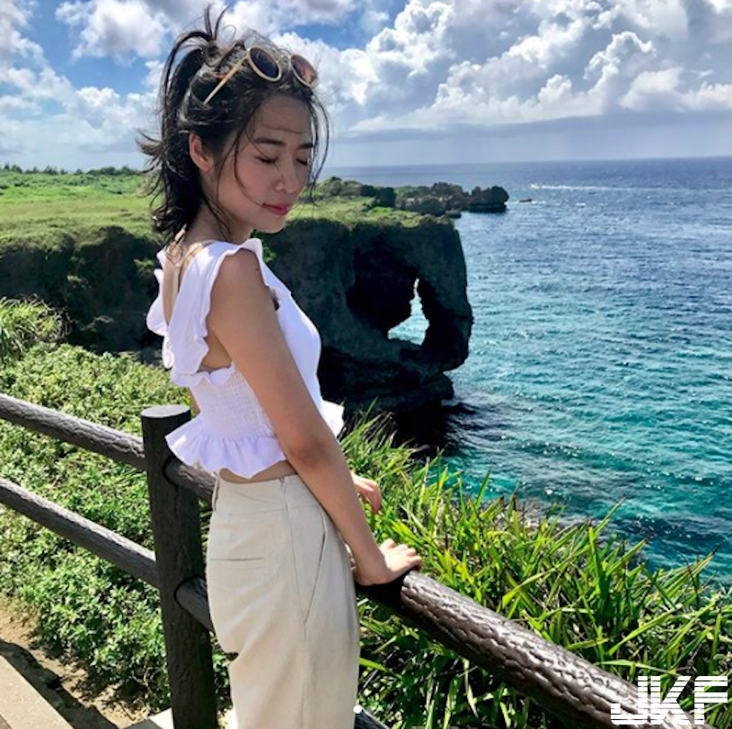 國外旅遊這麼兇！「長榮正妹空服」比基尼秀兇狠好身材，「美腿蜂腰」比例棒極了！