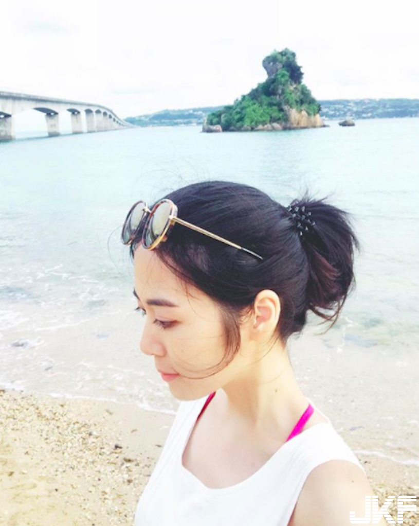 國外旅遊這麼兇！「長榮正妹空服」比基尼秀兇狠好身材，「美腿蜂腰」比例棒極了！