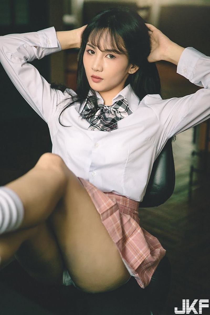 「清純學生奶妹」課後回家大解放！制服下「大奶現形」連白色小褲褲都跑出來啦！