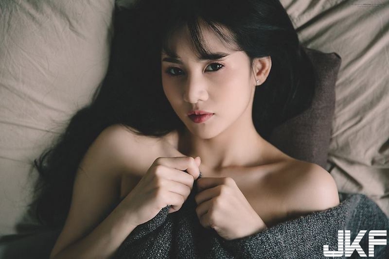 「清純學生奶妹」課後回家大解放！制服下「大奶現形」連白色小褲褲都跑出來啦！