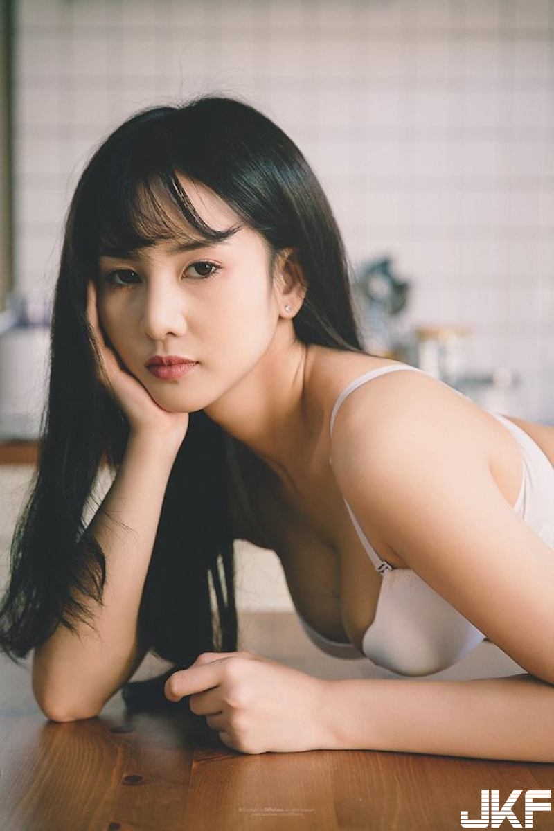 「清純學生奶妹」課後回家大解放！制服下「大奶現形」連白色小褲褲都跑出來啦！