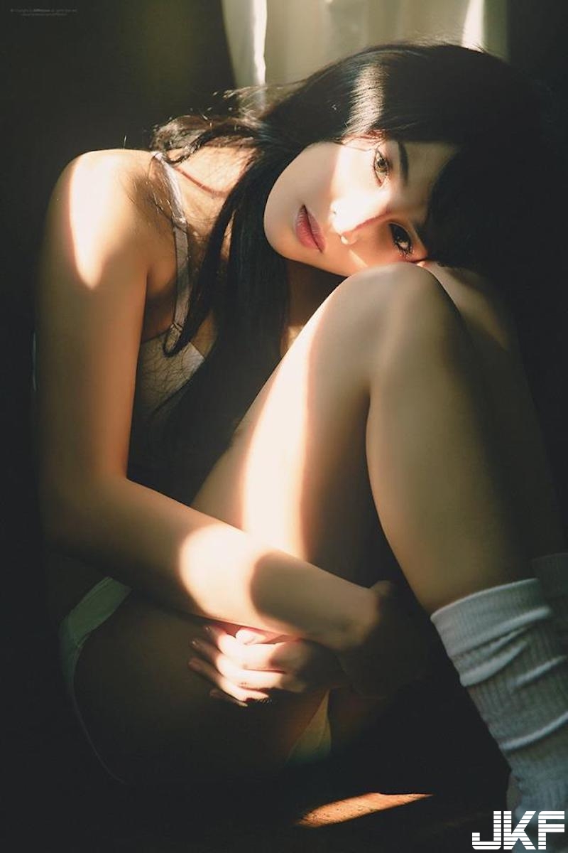 「清純學生奶妹」課後回家大解放！制服下「大奶現形」連白色小褲褲都跑出來啦！