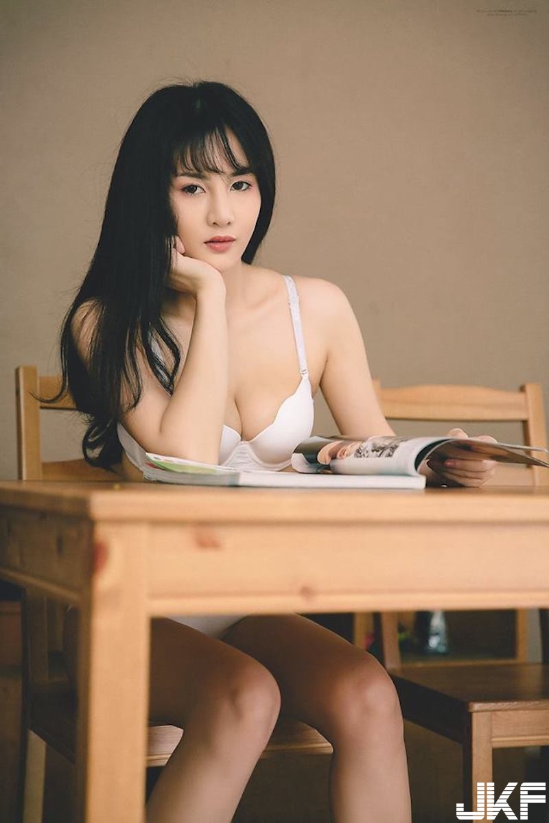 「清純學生奶妹」課後回家大解放！制服下「大奶現形」連白色小褲褲都跑出來啦！