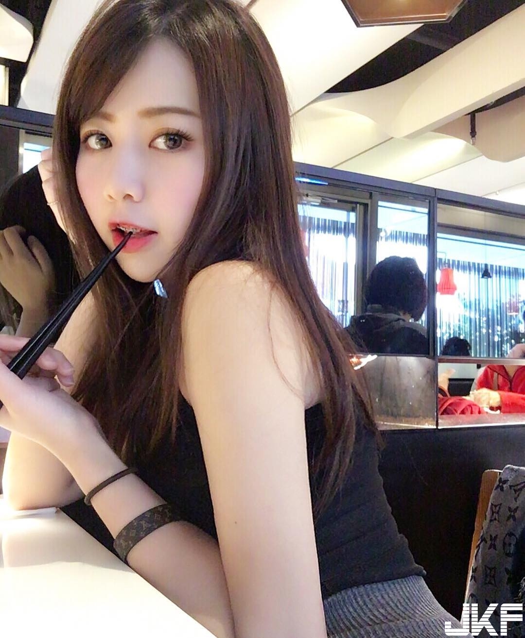氣質「爆乳正妹」深溝藏不住！逆天顏值加上火辣身材，上街回頭率超過100%！