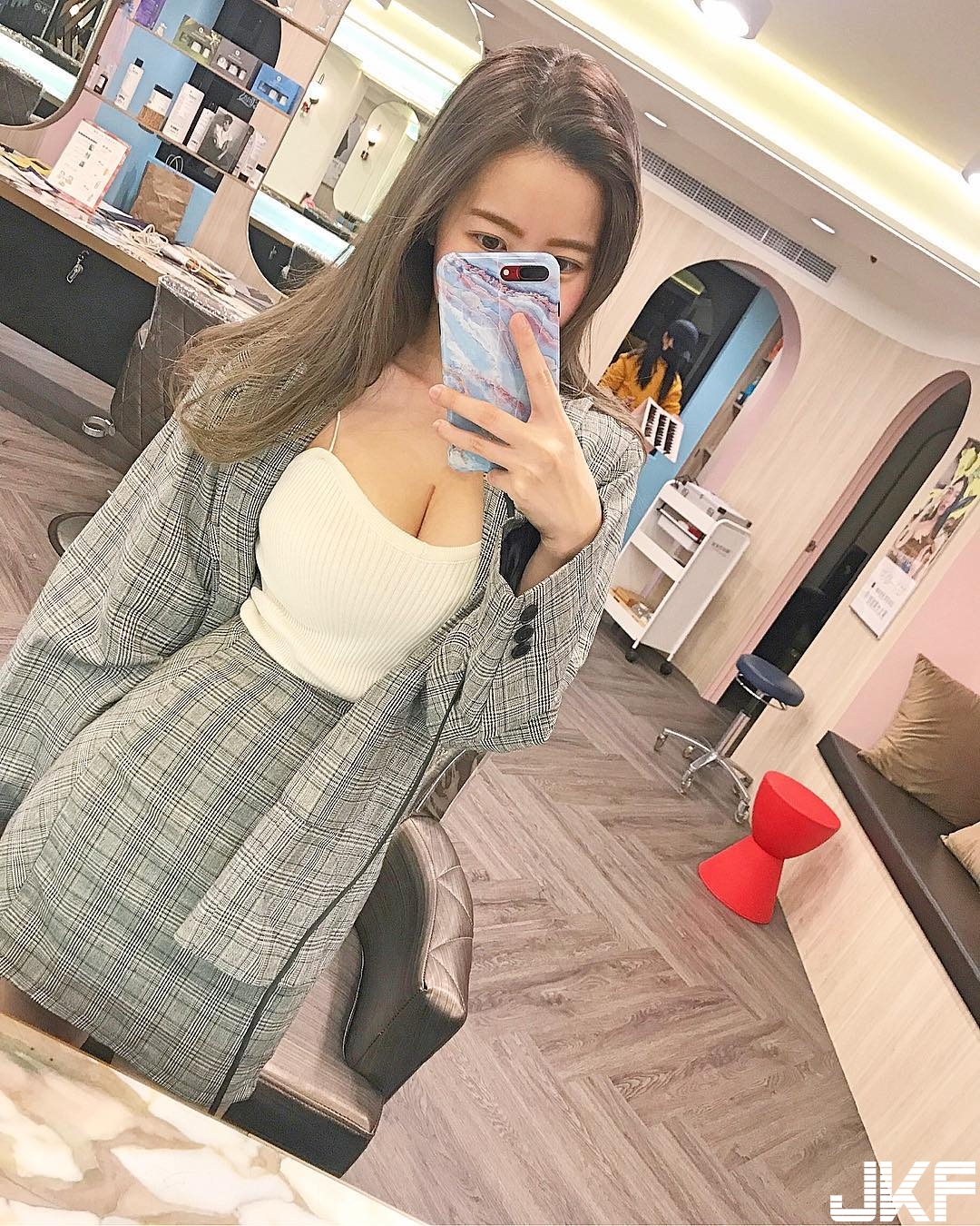 氣質「爆乳正妹」深溝藏不住！逆天顏值加上火辣身材，上街回頭率超過100%！
