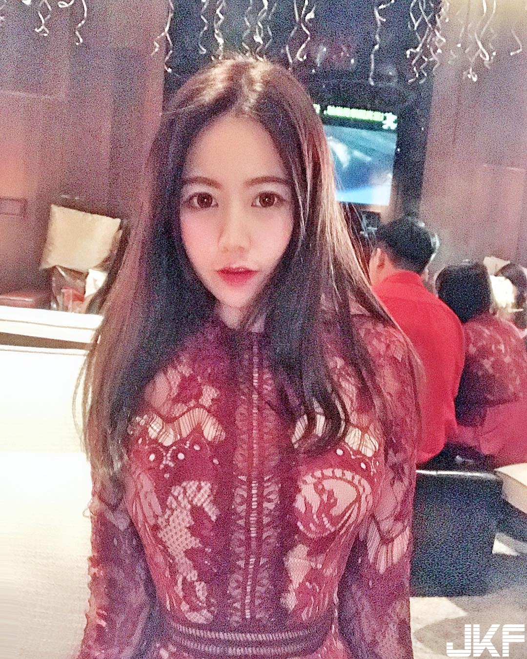 氣質「爆乳正妹」深溝藏不住！逆天顏值加上火辣身材，上街回頭率超過100%！