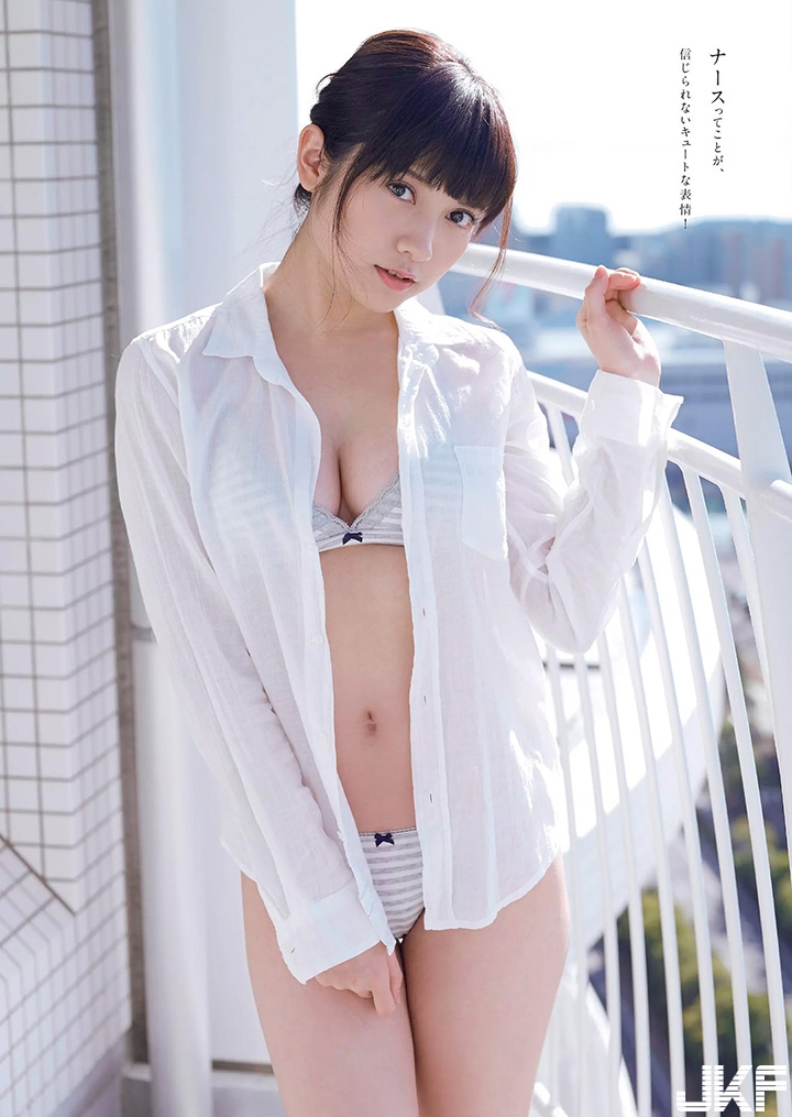 非設定！現役「爆乳看護師」是白衣天使　脫下保守護士服露白嫩乳球！