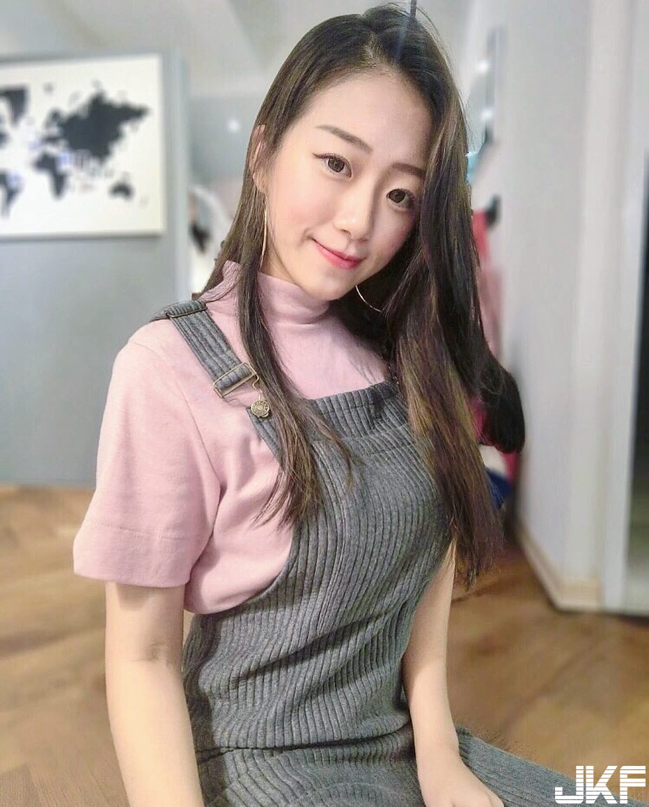 營養都吃到胸部去！甜美正妹巨乳溢出比基尼　大份量「奶半球」探頭見客！