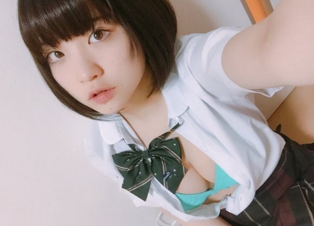發育過了頭！１８歲Ｇ杯嫩乳包不住，「彈出制服」畫面實在太暴力了！