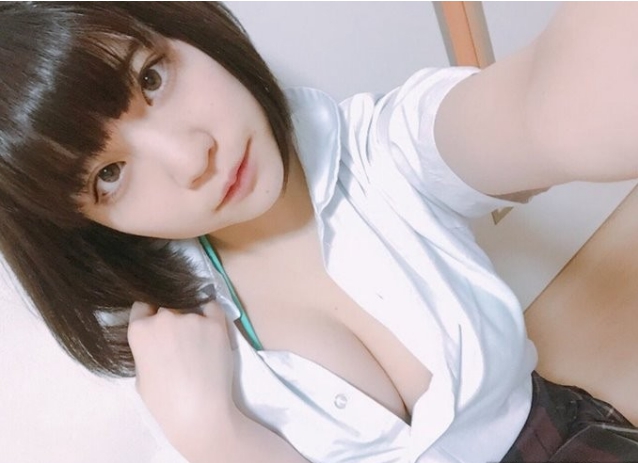 發育過了頭！１８歲Ｇ杯嫩乳包不住，「彈出制服」畫面實在太暴力了！