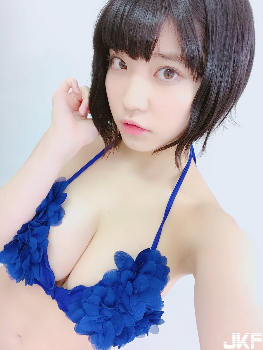 發育過了頭！１８歲Ｇ杯嫩乳包不住，「彈出制服」畫面實在太暴力了！