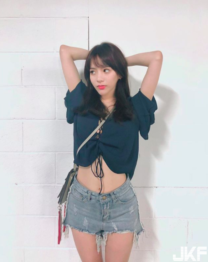 街邊驚現「深V爆乳正妹」！低胸洋裝大秀「雪白巨乳」太撩人！胸下陰影路人都看呆啦！