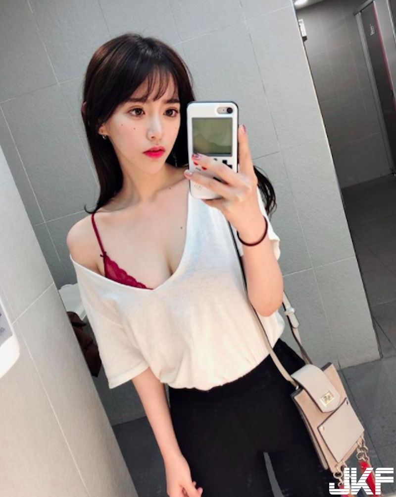 街邊驚現「深V爆乳正妹」！低胸洋裝大秀「雪白巨乳」太撩人！胸下陰影路人都看呆啦！