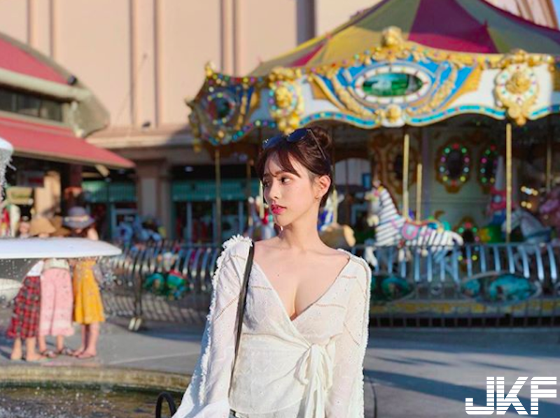 街邊驚現「深V爆乳正妹」！低胸洋裝大秀「雪白巨乳」太撩人！胸下陰影路人都看呆啦！